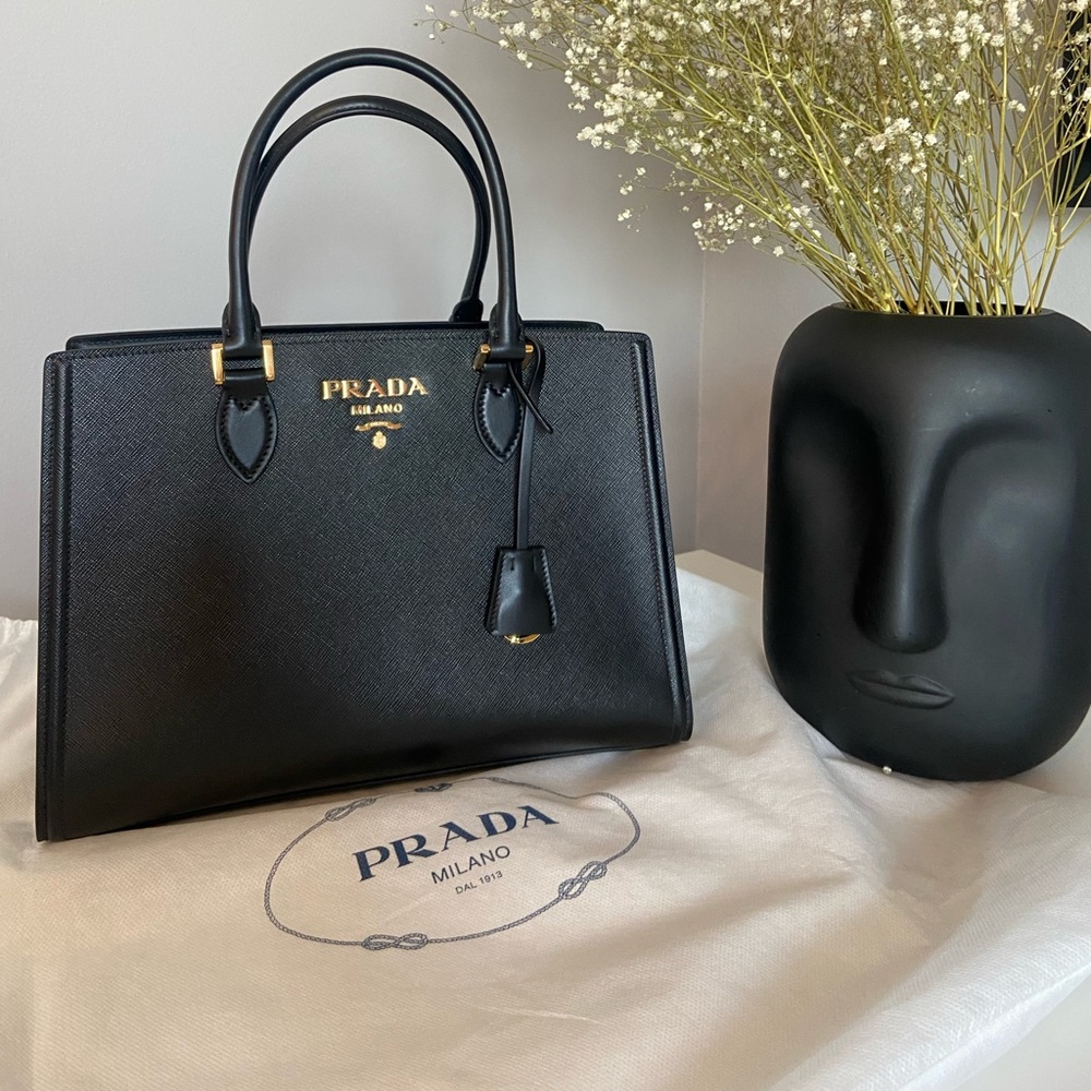 PRADA SAFFIANO timeless Handbag!!!